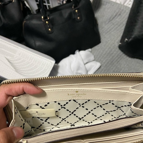 Beautiful AUTHENTIC Kate Spade Wallet - Picture 8 of 8